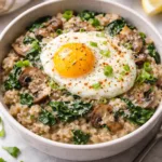 Солона вівсянка зі шпинатом, грибами та яйцем