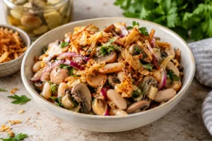 Салат із маринованими грибами, квасолею та хрусткою цибулею